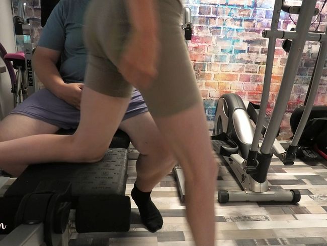 Bella-Klein's Porno Video: Beim Sport..erst überrasche ich ihn und später fi**t er mich
